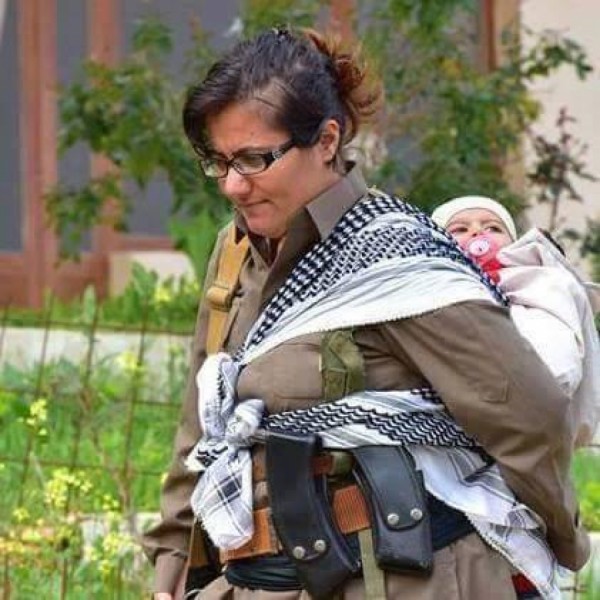 Kurdská matka / bojovnice proti ISIS