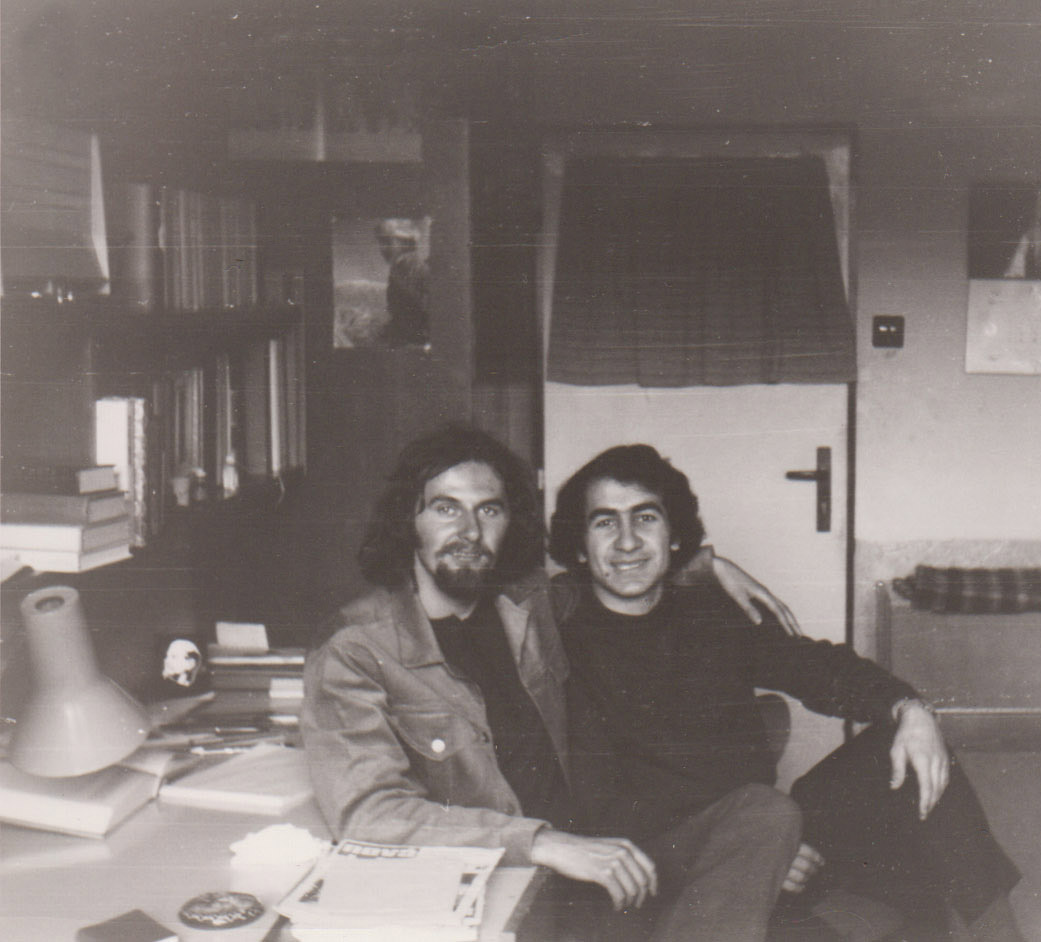Se svým přítelem filozofem Georgem Flachbartem na studenské koleji v Praze ( 1974)